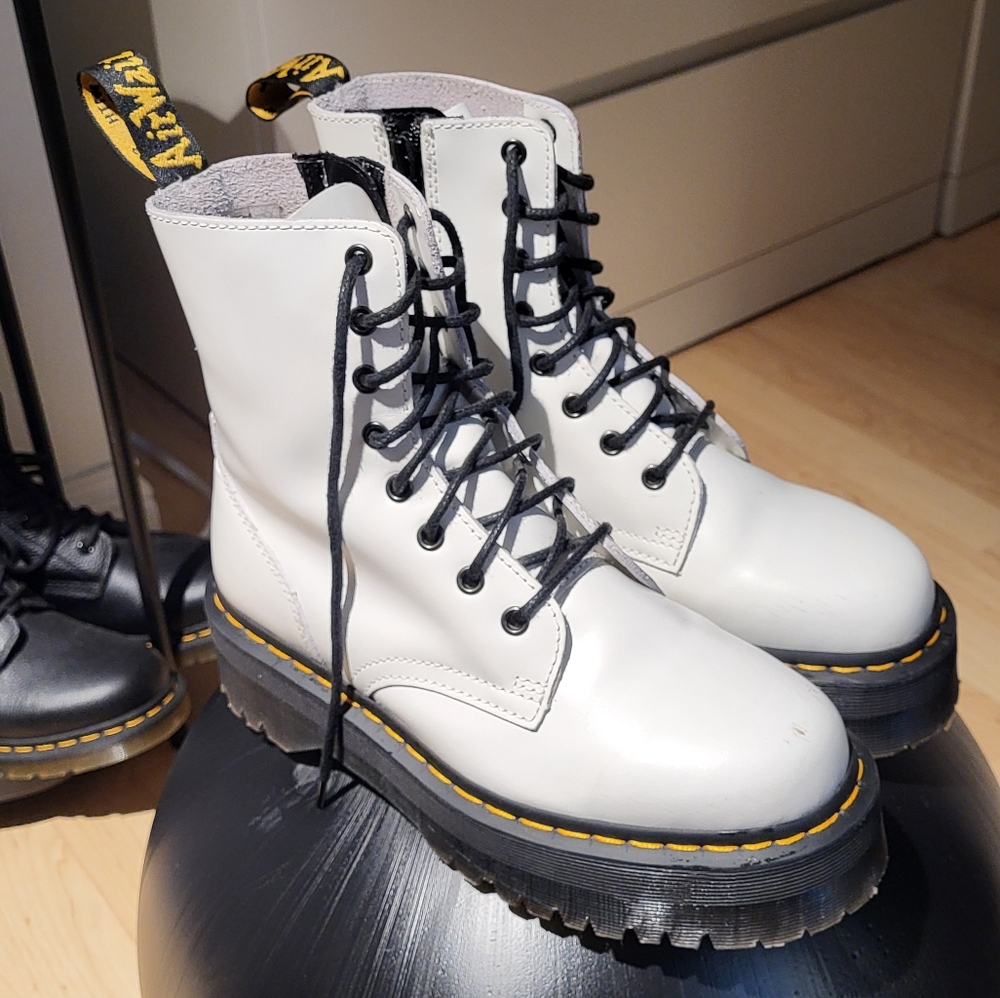 Dr. Martens white Jadon boots 8 GUC